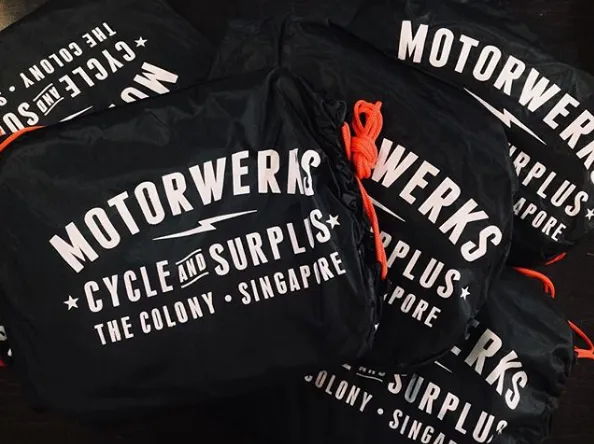 MW Messenger Raincoat Black